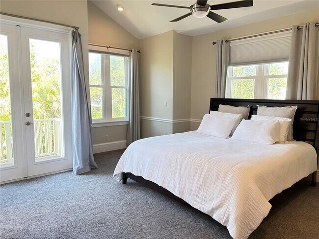 Building Photo - 324 Julia Pl