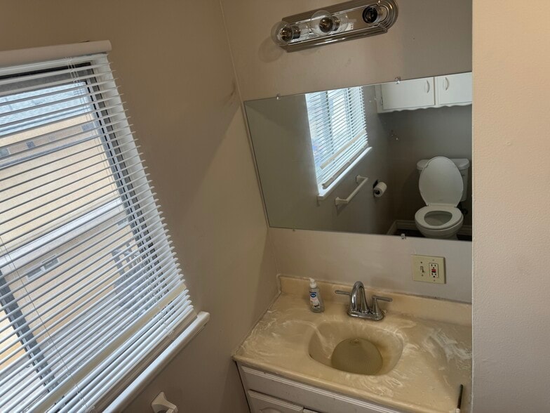 Building Photo - 2227 W Beverly Blvd