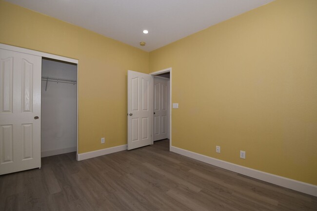 Building Photo - Spacious 2 Bed 2 Bath with Attached Car Ga...