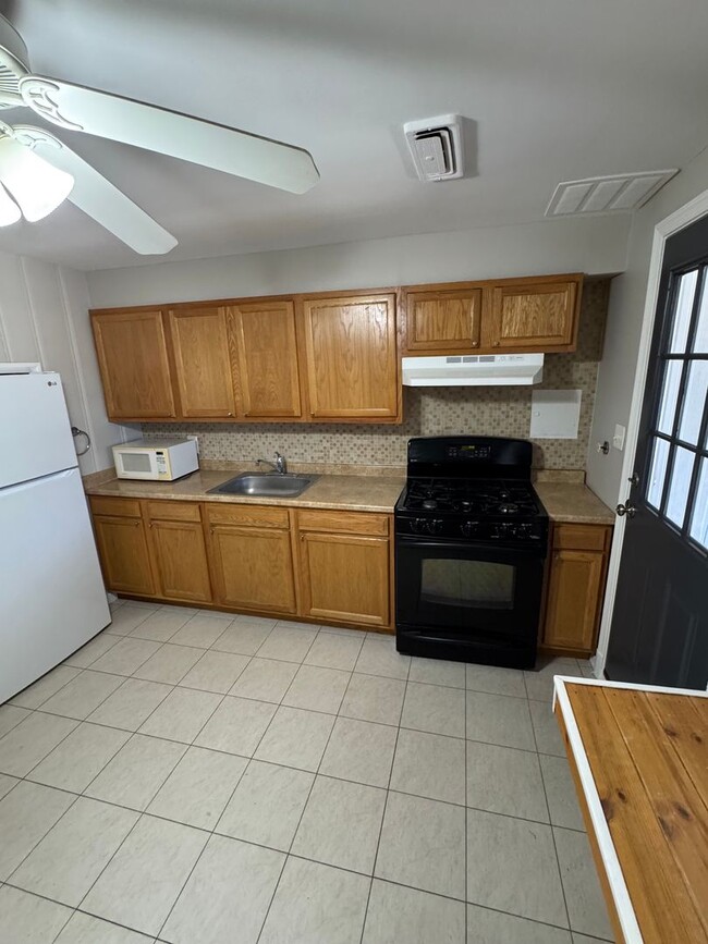 Building Photo - Super Fresh 3BR Townhome on Searles Rd for...