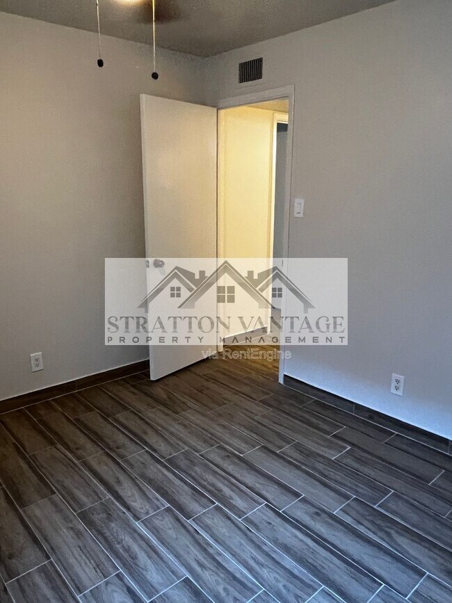 Building Photo - 424 W Brown Rd