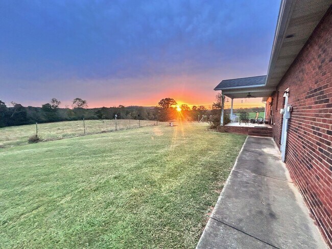Building Photo - Peaceful Country Living