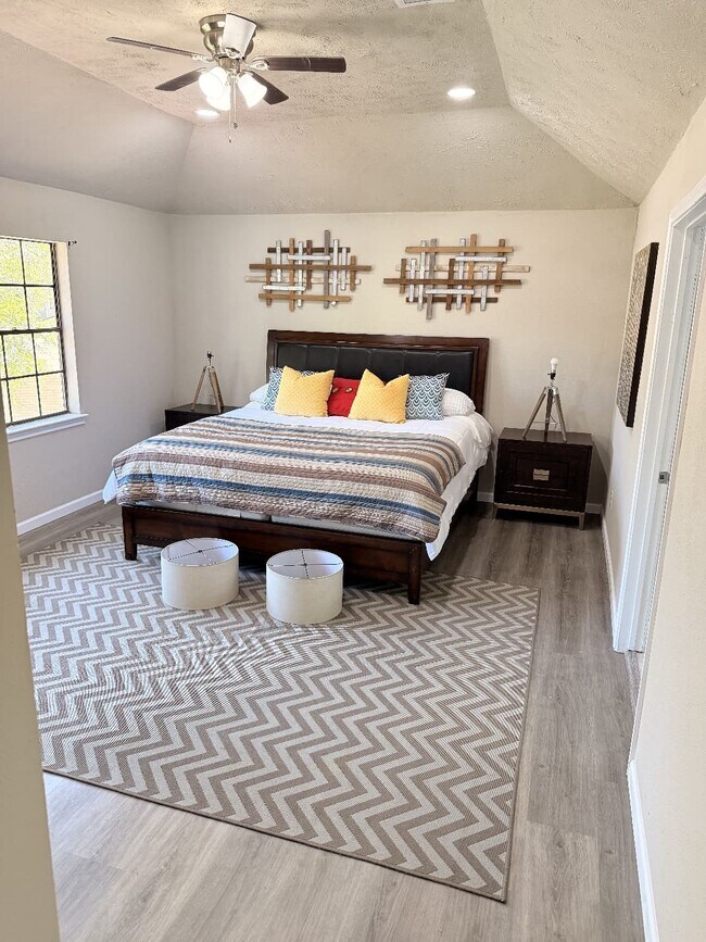 Building Photo - 1711 Surrey Ct