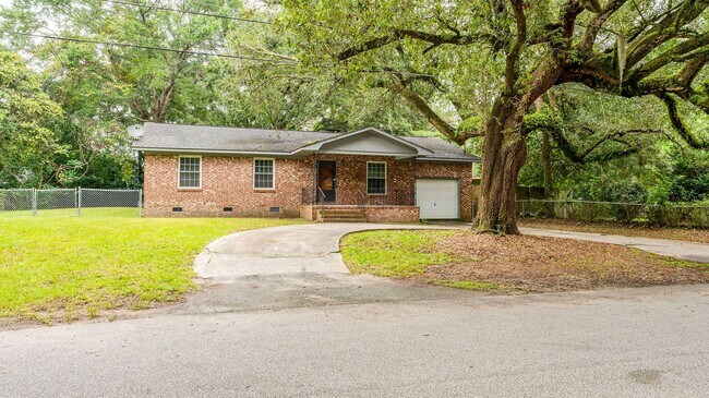 Building Photo - 3 Bedroom 1.5 Bath House in Hobcaw Point - Mount Pleasant