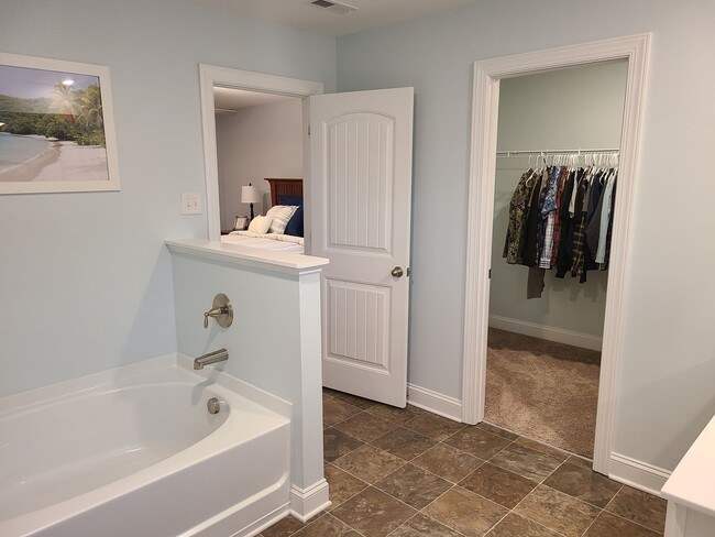 Building Photo - 4 Bed, 2.5 Bath located in Mimosa Bay Comm...