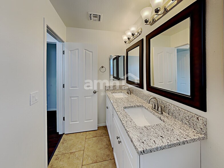 Building Photo - 562 W Paseo Celestial