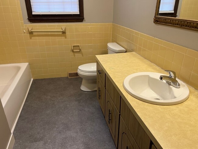 Building Photo - 3 Bedrooms! 2 Living Areas!  East side Spr...