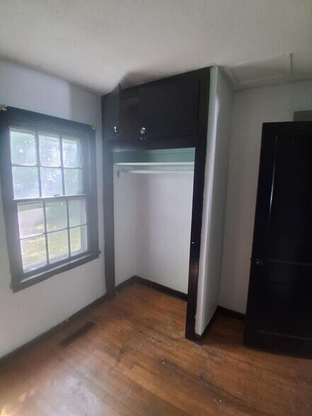 Building Photo - 11 B Ln