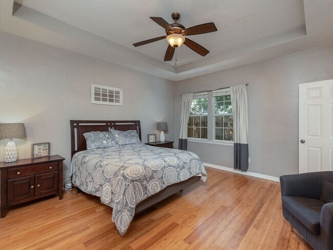 Building Photo - Beautiful 3 bedroom town home for rent Aug...