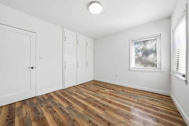 Building Photo - 1047 Riverton Dr