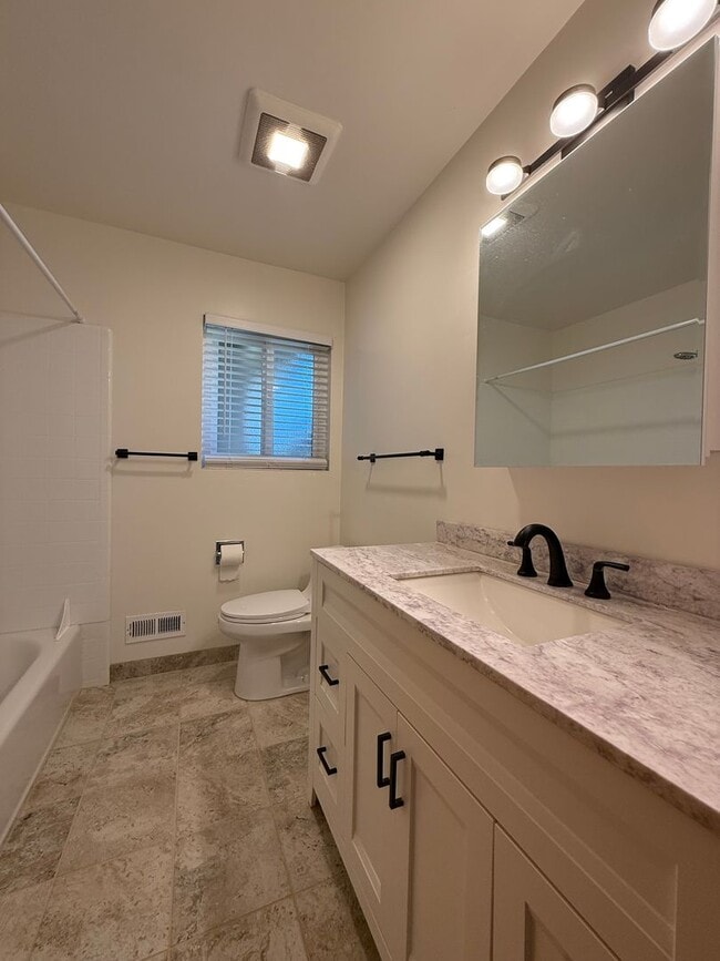 Building Photo - 2 Bedroom, 1 Bath  Duplex - Mountain View ...