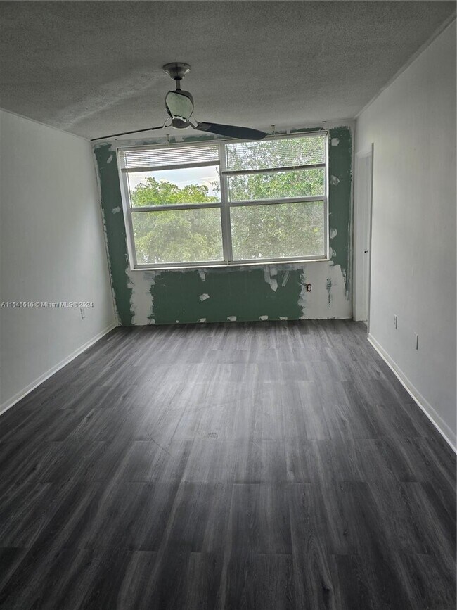 Building Photo - 1351 NE 191st St