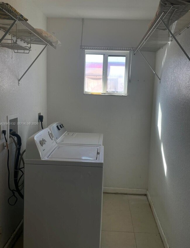 Building Photo - 5501 SW 18th St