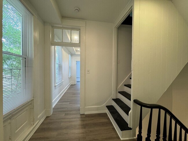 Building Photo - 7 Bed/3 Bath Mins. from UC Campus $750/pp ...