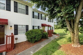 Building Photo - 3-Bedroom Townhome with Garage and Private Balcony -- Bristol