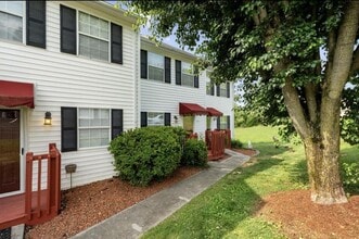 Building Photo - MODERN TRI-LEVEL TOWNHOME NEAR STEELE CREEK PARK