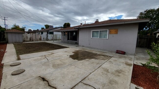 Building Photo - 2204 Bradley Ave