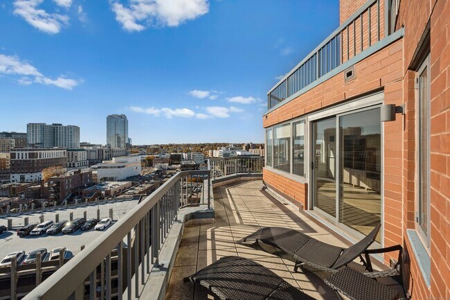 Building Photo - 25 Forest St