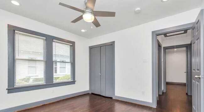 Building Photo - 806 Caplin St