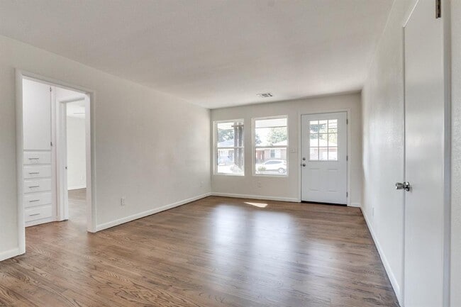 Building Photo - 2725 Texoma Dr