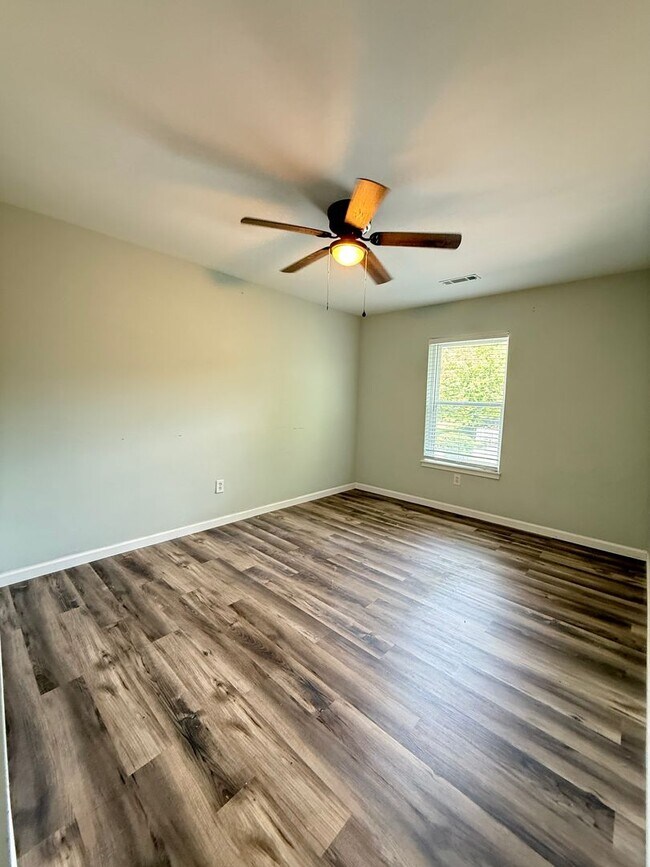Building Photo - Charming 3-Bedroom Single-Family Home in N...