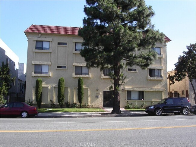 Building Photo - 17312 Chatsworth St