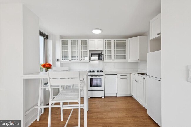 Primary Photo - 2800 Wisconsin Ave NW