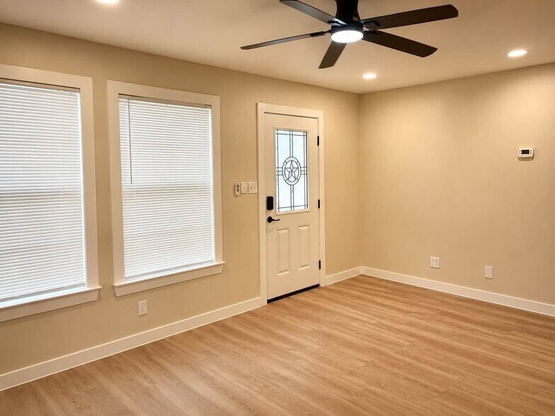 Building Photo - 1415 Comal Ave