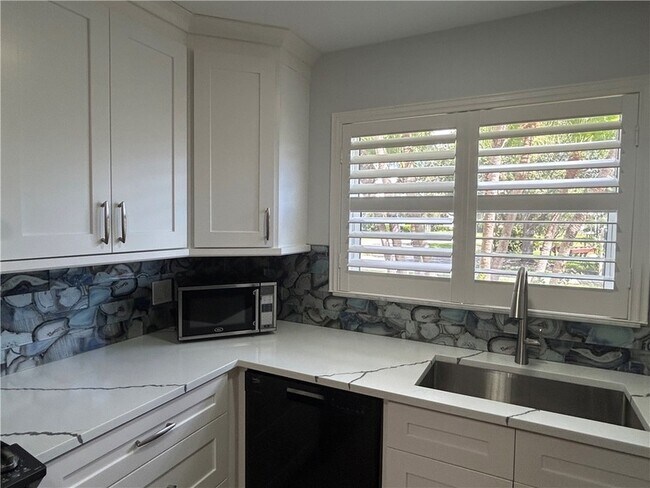 Building Photo - 451 Grove Isle Cir