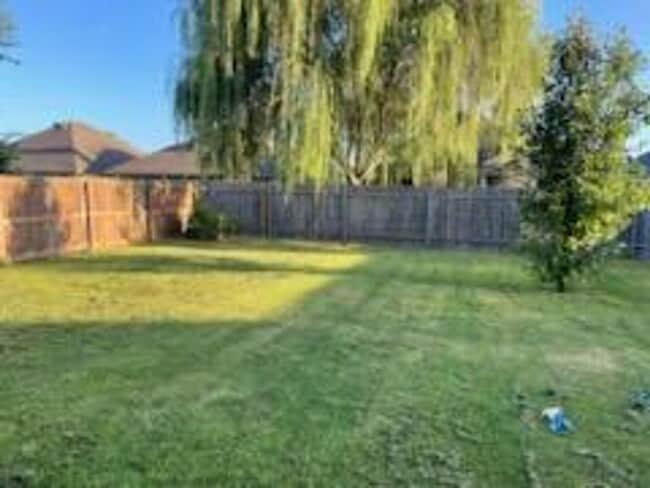 Building Photo - Live the Legacy Life – 3 Bed, 2 Bath Beauty!