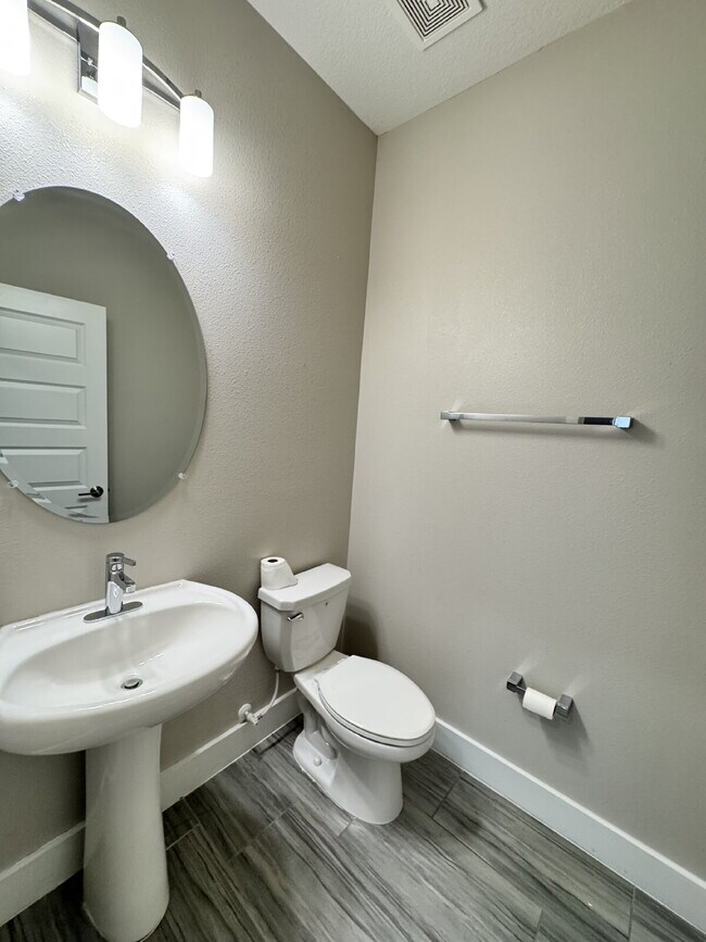 Building Photo - "Spacious 4-Bed Home with Granite Countert...