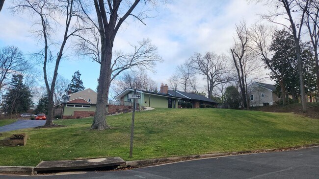 Building Photo - Beautiful Ft Hunt Area Home