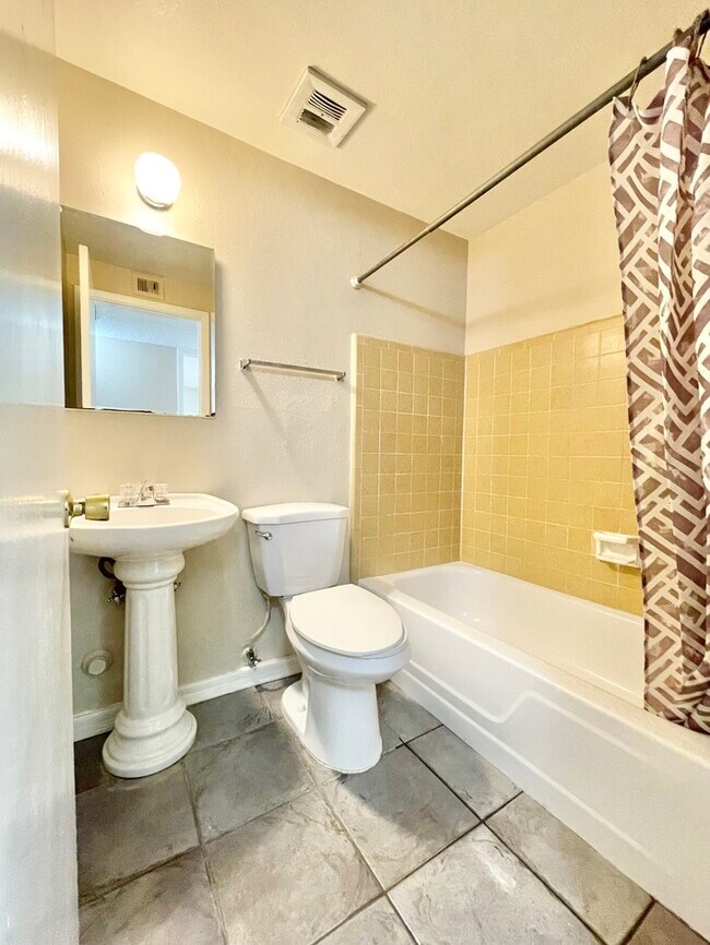 Building Photo - Beautiful 3 Bedroom 2 Bath Great in Phoeni...