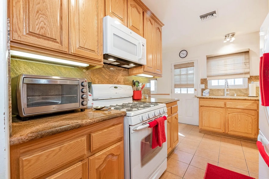 Building Photo - 2120 N Valley St