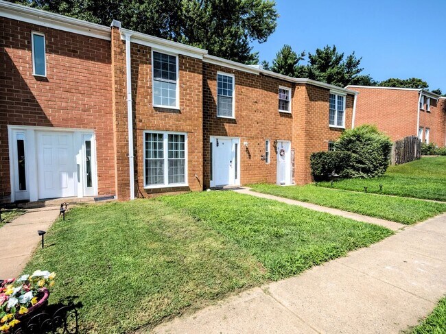 Primary Photo - 10 Oak Dr