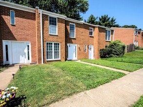 Building Photo - 10 Oak Dr