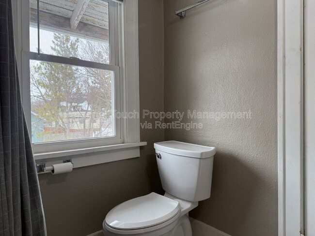 Building Photo - 606 5th St S