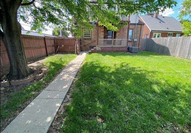 Building Photo - 4652 S Lenox St