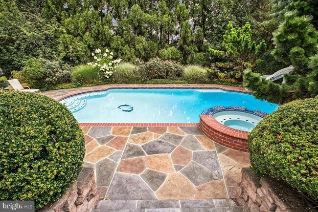 Building Photo - 9917 Kendale Rd