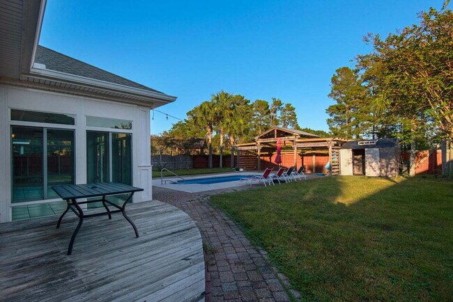 Building Photo - "Charming 3-Bed Oasis with Pool in Niceville!"