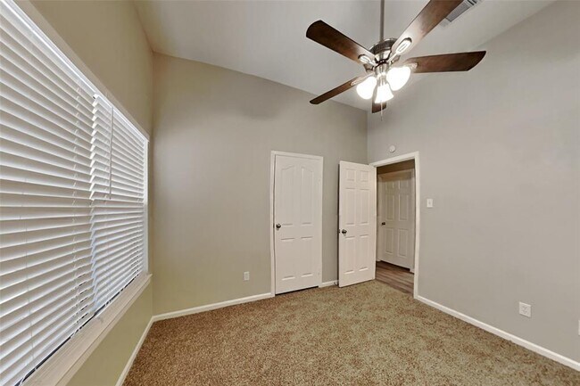 Building Photo - 7743 High Village Dr