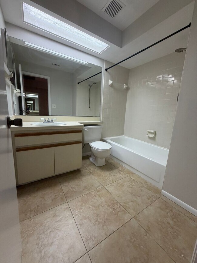 Building Photo - Townhouse in Countryside