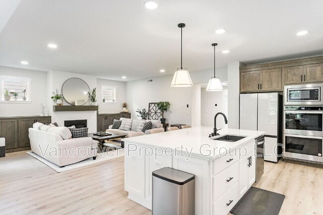 Building Photo - 746 SE 38th St