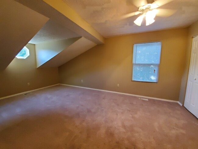Building Photo - 4 bedroom, 2 bathroom duplex.