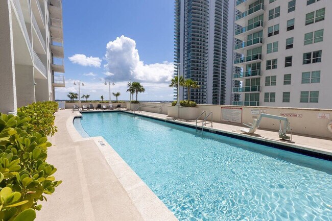 Building Photo - 1200 Brickell Bay Dr