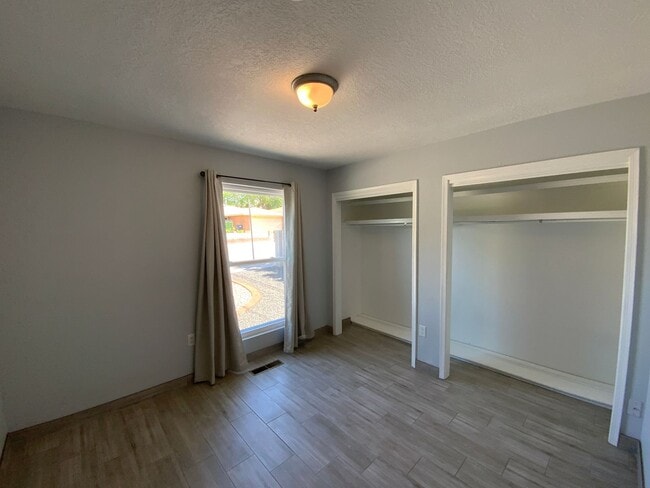 Building Photo - 3 Bedroom Single Story Home Available Near...