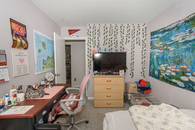 Building Photo - Charming 3 Bed 3.5 Bath Townhome