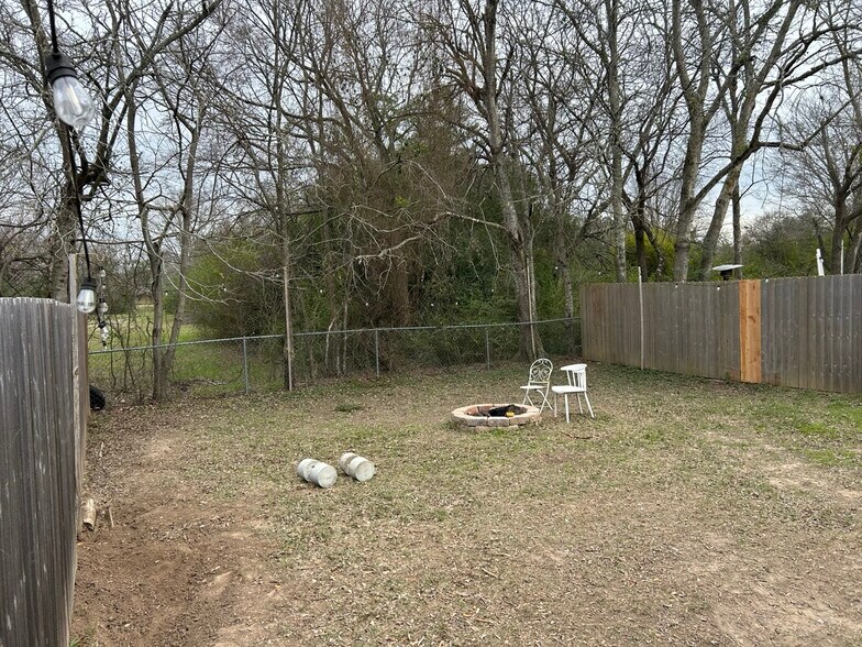 Fenced backyard with no neighbors behind - 702 Cross Timbers Dr