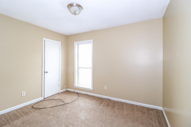 Building Photo - 3902 Clover Hill Dr