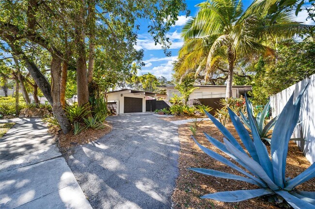 Building Photo - 2321 Tigertail Ct
